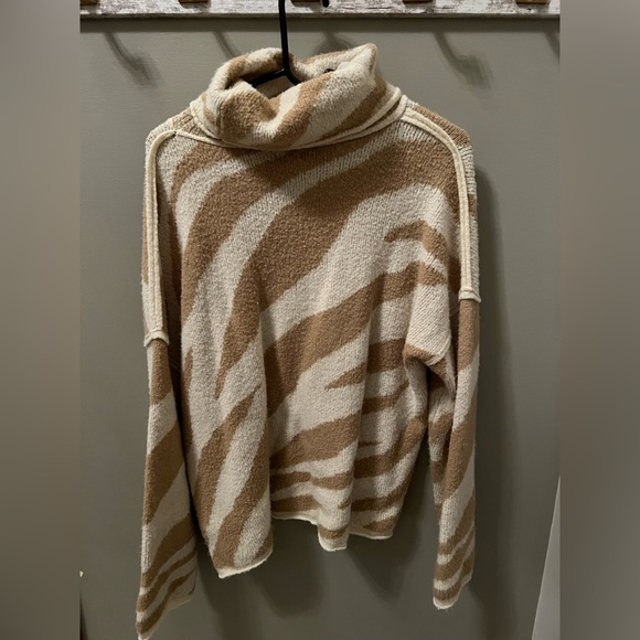 Fuzzy soft zebra printed turtle neck - Picture 1 of 4
